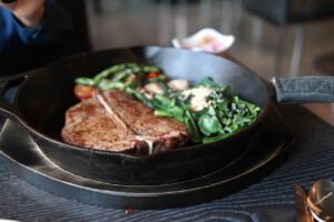 steak, t-bone steak, spinach-978654.jpg